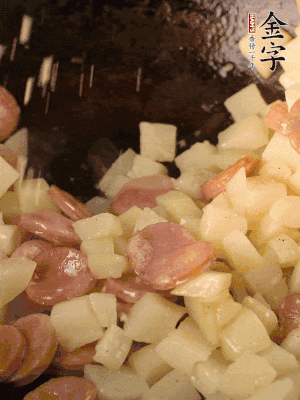 再放烤腸片煎熟。撒點鹽、孜然粉、辣椒面。