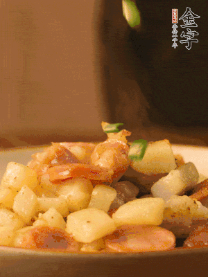 翻炒均勻，撒上蔥花后即可。