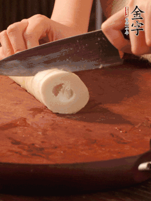 春筍去殼切滾刀塊，焯水備用。