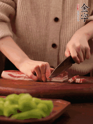 金字淡咸肉切片，冷水入鍋，加姜片、料酒略焯水。同步，五花肉切塊焯水。