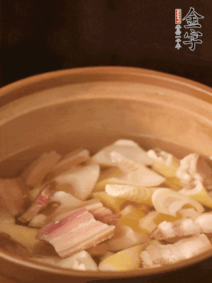 春筍、咸肉、咸肉一起入砂鍋，加姜片、料酒、清水大火煮沸到湯色變白。轉小火慢篤半小時。