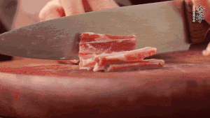 200g金字淡咸肉、100g冬筍、100g香干分別切細(xì)丁。