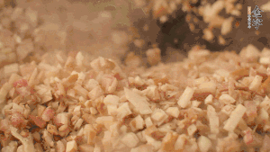 鍋中熱油，依次下食材翻炒，加2勺料酒、少許胡椒粉調(diào)味，撒蔥花攪拌均勻。