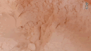 糯米粉中加入溫水，反復(fù)揉成團(tuán)。