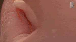 取一小團(tuán)面，用掌心搓成小球狀，從小球中心捏窩，放入餡料，封口后，留出小尾巴。