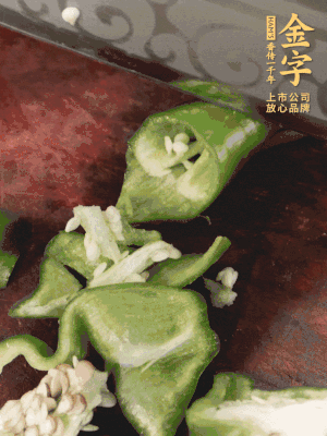 辣椒洗凈斜切成段，蒜切片。