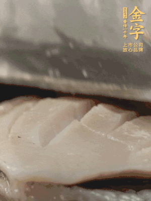 鮑魚用勺子撬出來，去掉內(nèi)臟和牙齒，加面粉、白醋、鹽、啤酒抓一下，清水洗凈，切花刀。