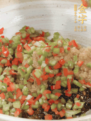 XO醬、蒜蓉醬、青紅椒粒攪拌成醬料。