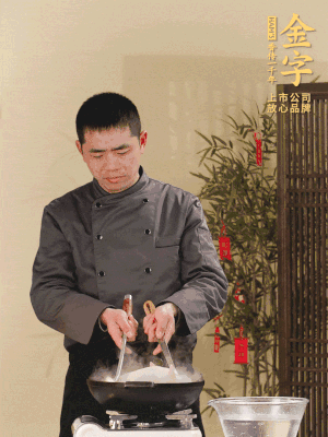 整只土雞冷水下鍋，加蔥姜、料酒焯水，撈出后用溫水清洗干凈。