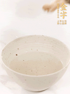 羊肚菌流水洗凈2遍后，溫水泡發(fā)15-20分鐘。