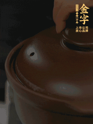 雞、火腿、姜片一起放入砂鍋中，大火轉(zhuǎn)小火燉2小時(shí)。