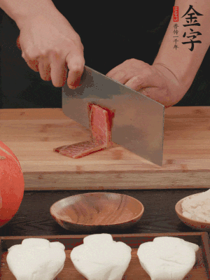 金字火腿上方切薄片。