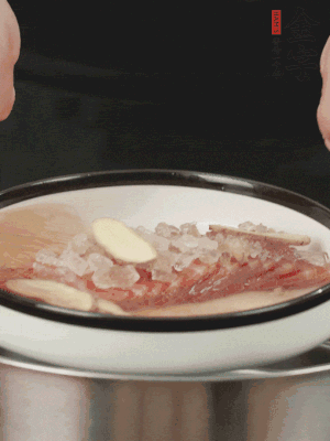置于盤中，加冰糖100g、黃酒100g、水200g，上鍋蒸20分鐘。