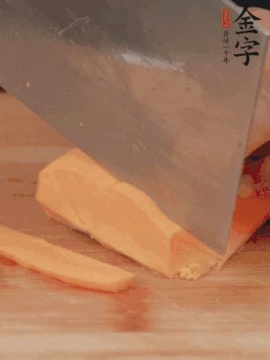 南瓜改刀切片，把蒸好的火腿鋪到南瓜上。