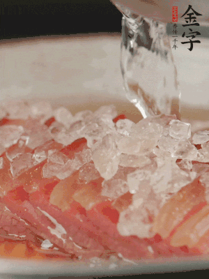 依舊放上冰糖100g、黃酒100g、水200g，鍋中再蒸15分鐘。