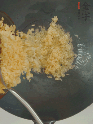 熱油下鍋，邊按壓邊翻炒均勻。