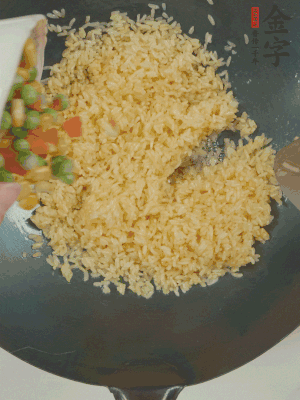 下豌豆粒、胡蘿卜粒、玉米粒。（買現(xiàn)成冷凍的雜菜即可，非常方便）