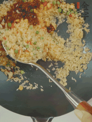 翻炒熟后，加金字火腿XO醬。