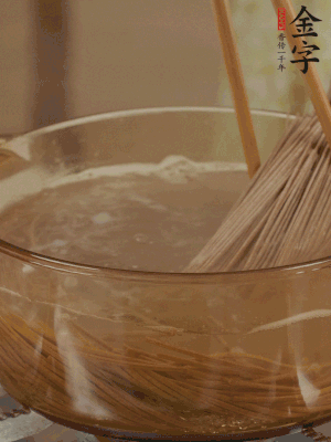 水開后下蕎麥面，煮2分鐘后過涼水備用。