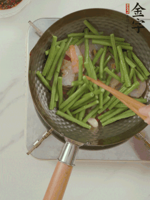 下掰好的缸豆段翻炒，略燜煮。