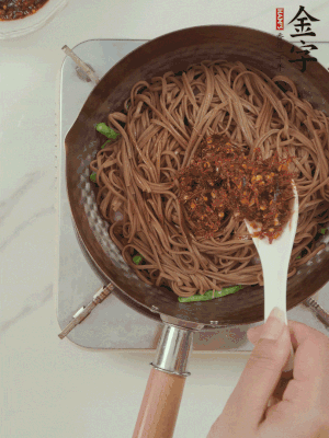 下蕎麥面，淋上少許醬油，加2勺金字火腿大師醬略翻炒即可。