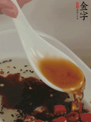 再加2勺生抽、1勺香醋攪拌。