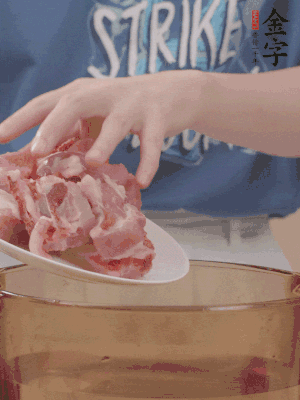 排骨剁小塊，加姜片、料酒沸水下鍋焯水。