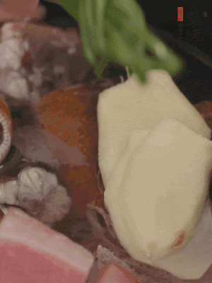 加姜片、蔥結(jié)、料酒。