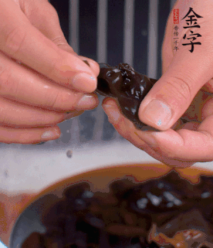 木耳冷水泡發(fā)，處理成小塊。（如果是小木耳就不用切了）
