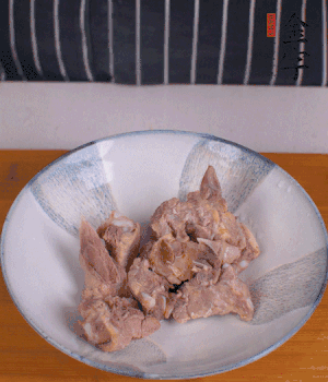 排骨加1勺黃酒、1勺蠔油、1勺玉米淀粉、1/4勺胡椒粉腌制半小時(shí)。