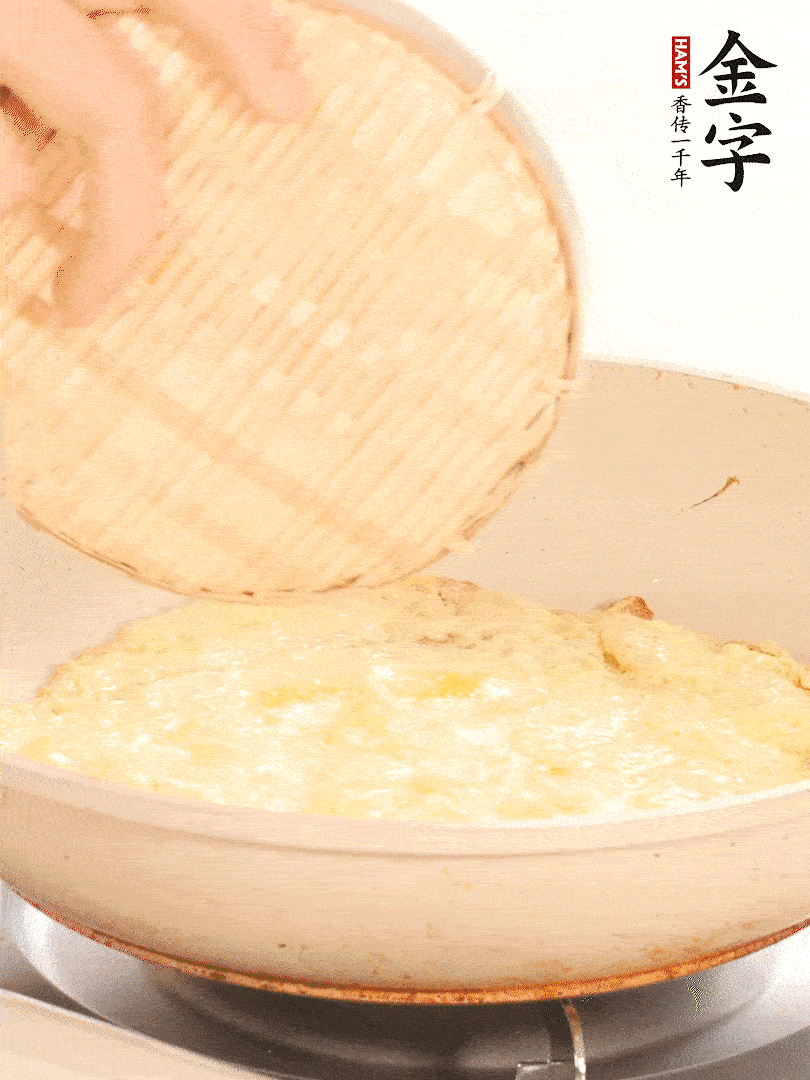 鍋內(nèi)放入少許油，油溫4成熱倒入一個雞蛋煎熟