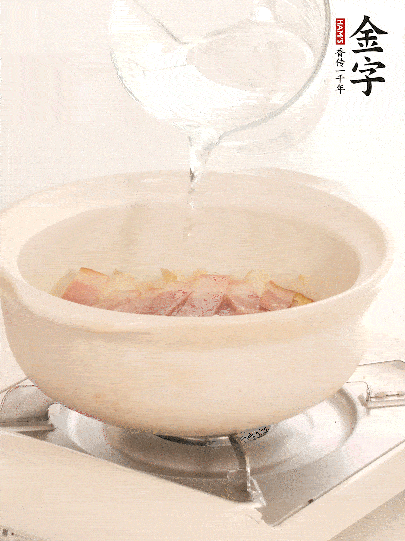 放入火腿片，加開水，再加入豆腐