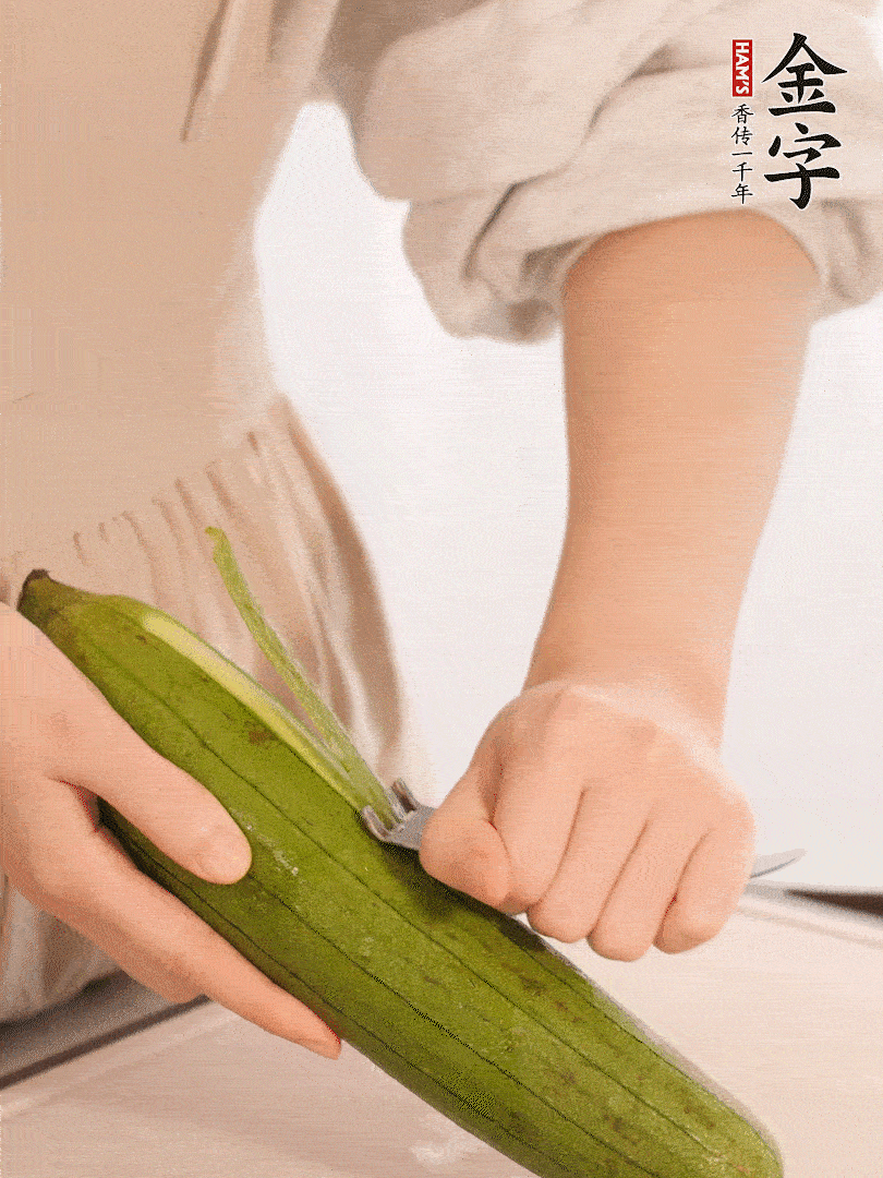 絲瓜去皮切滾刀塊用鹽殺一下水分洗凈。