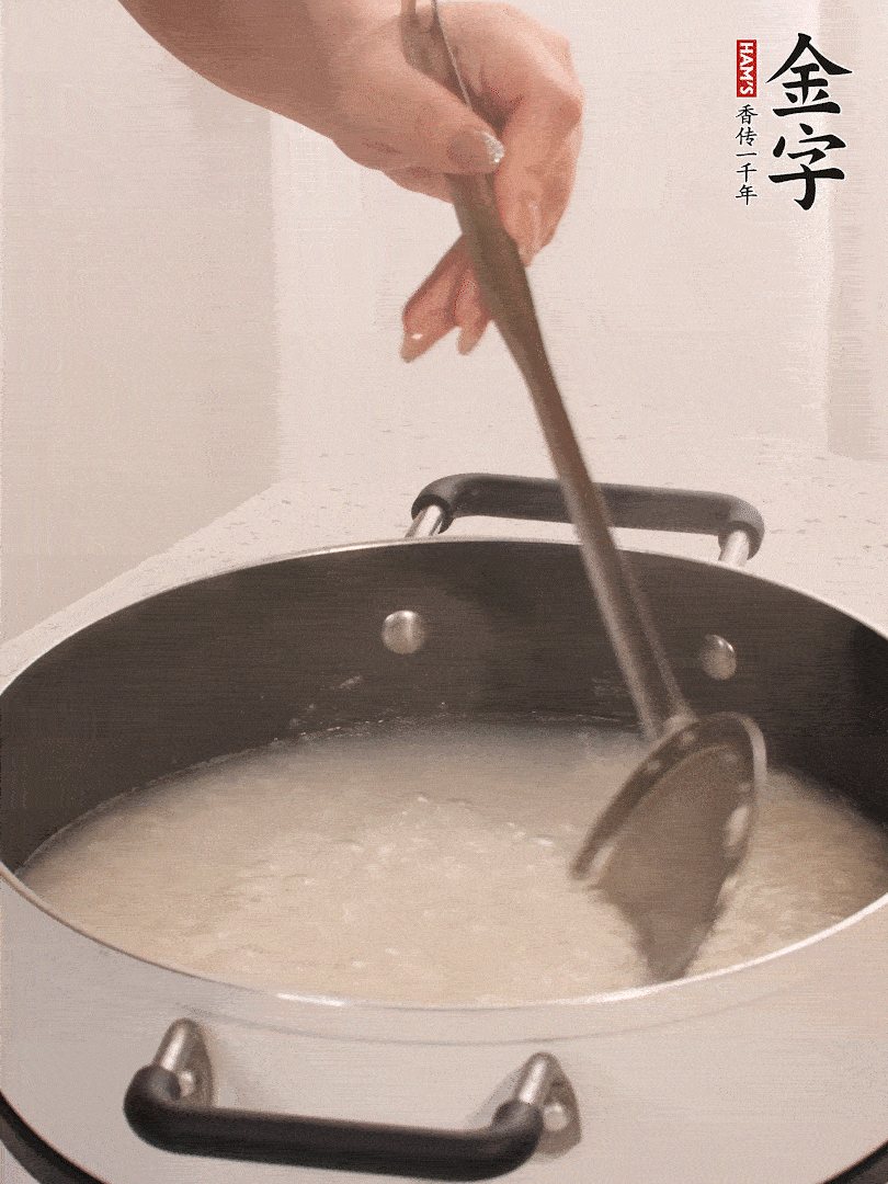 香菇、土豆、胡蘿卜、金字土香腸切小塊。