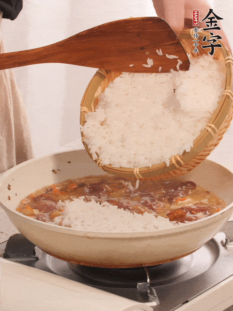 熱鍋燒油，香腸煸出油，加姜片去腥，加土豆、胡蘿卜、香菇翻炒到半熟，隨后加豆角、2小勺鹽、1大勺生抽，煸炒均勻。