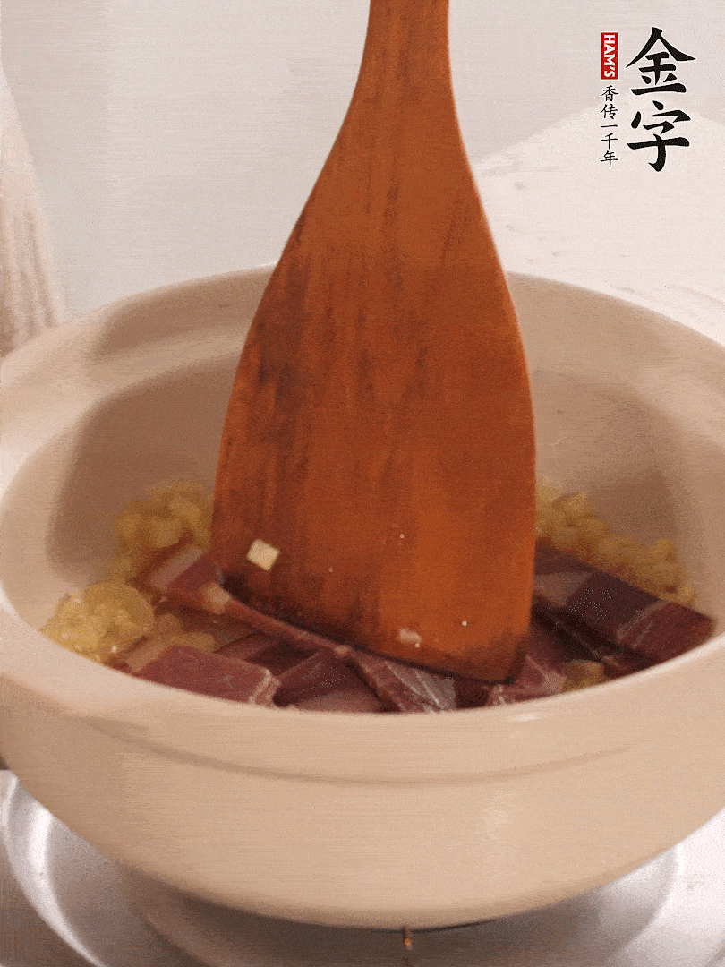 加熱水，加入白菜蓋上蓋子煨煮3分鐘。