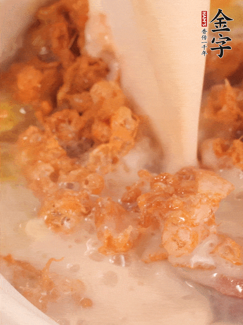 加入蛋酥再煨煮2分鐘，加入豆?jié){。