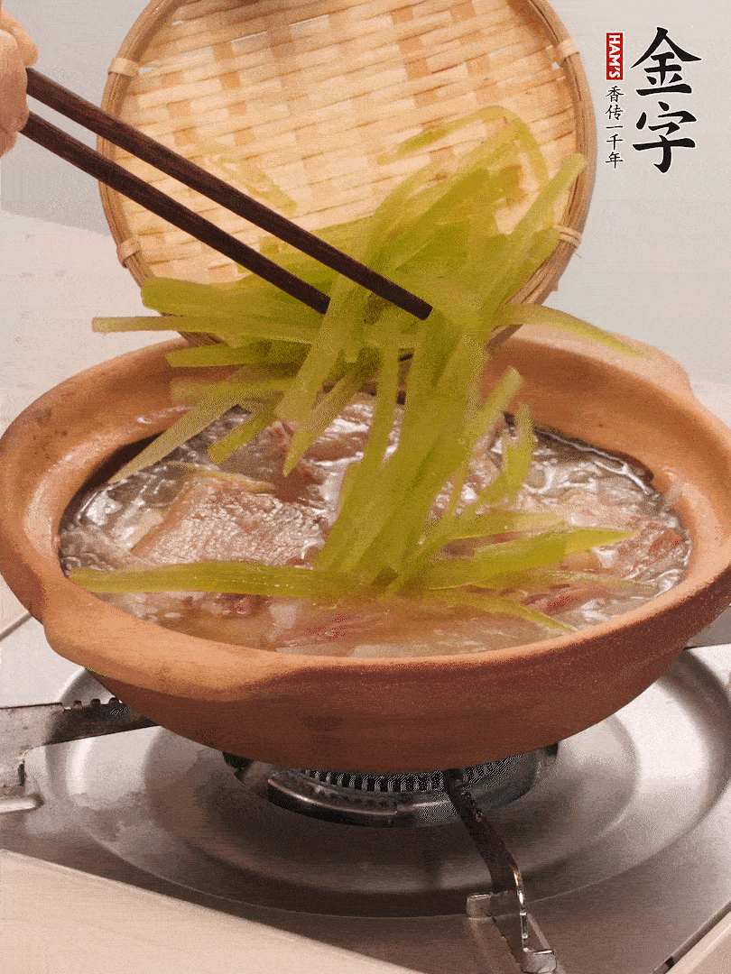 倒入熱水煮開后，轉(zhuǎn)小火燉煮10分鐘，呈奶白色湯底。