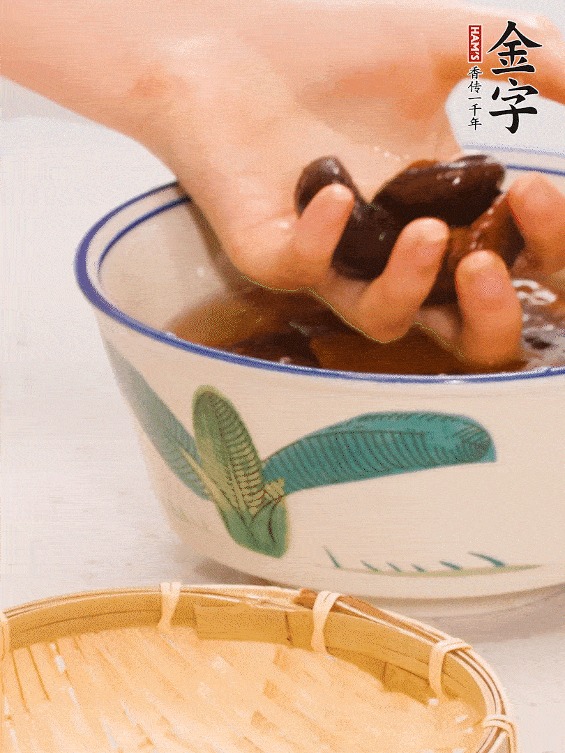 干香菇提前泡發(fā)切片，泡香菇水留著備用。