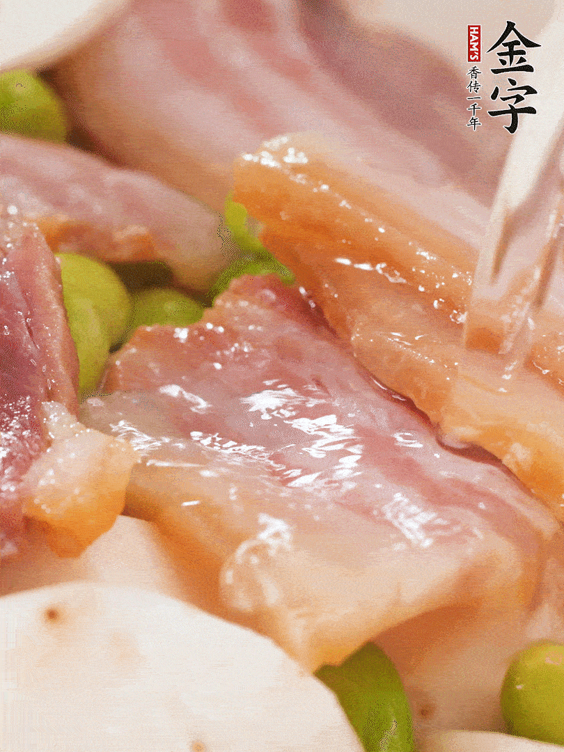 倒入芋艿、熟毛豆，翻炒均勻，加1小碗水煮開