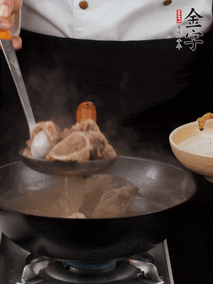 大筒骨清水浸泡30分鐘，中途換水2-3次。冷水下鍋，加姜片、料酒焯水，撇去浮沫。