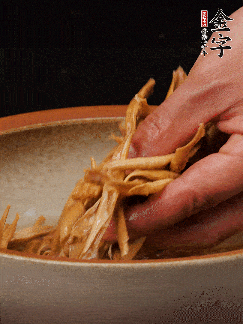 農(nóng)家土筍尖提前泡軟，用刀劃成細(xì)絲，這樣會更加入味。