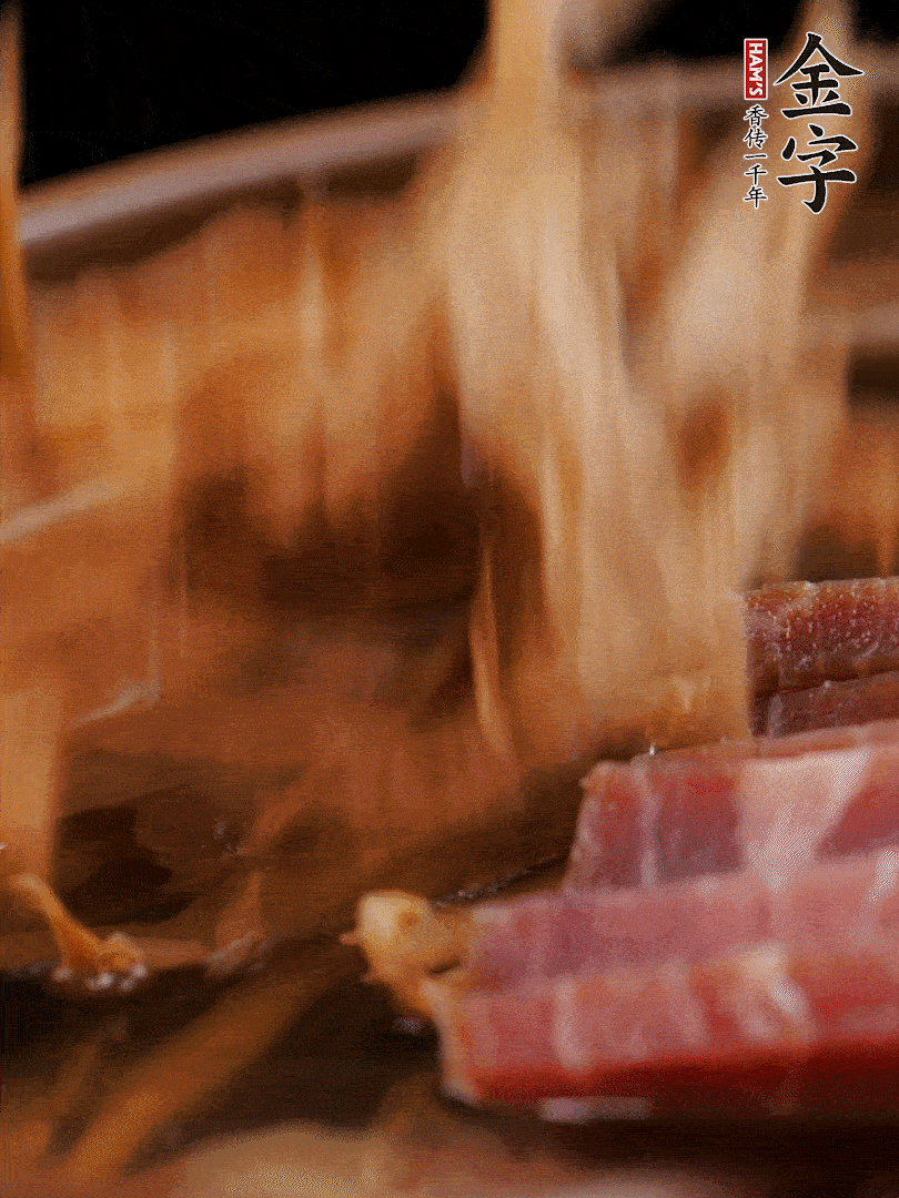 大筒骨、金字火腿、姜片、黃酒一起放入砂鍋，加筍干燉煮40分鐘。（如果家里有高壓鍋，用高壓鍋把高湯壓出來更鮮濃。）