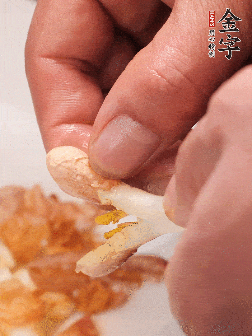 花生芽切段。開水焯水1分鐘，去掉頂部的花生皮