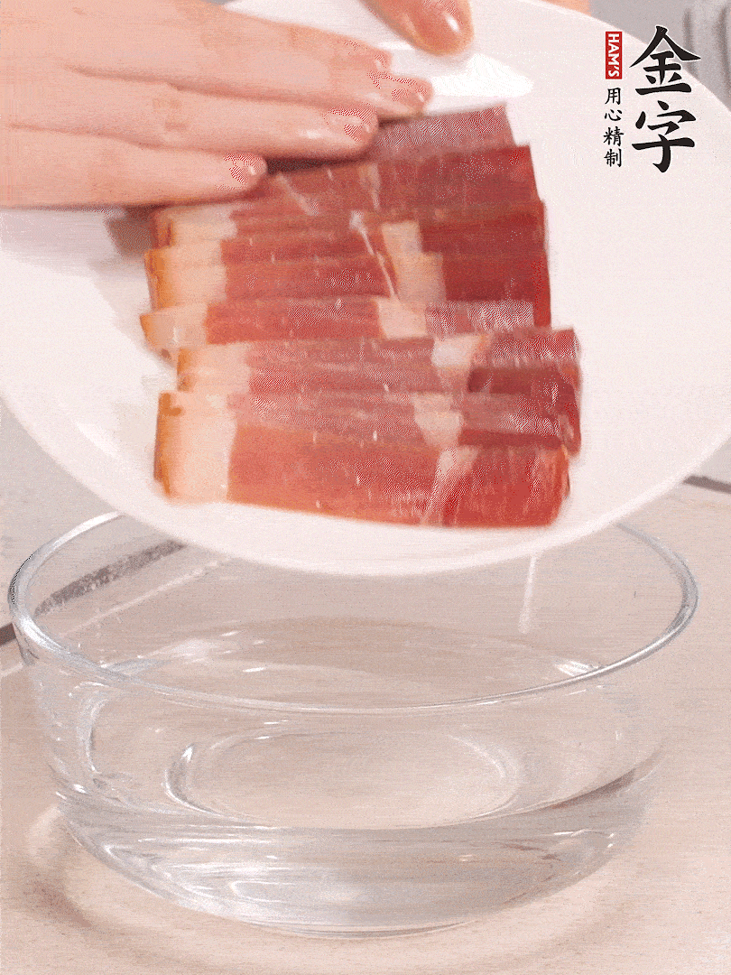 鴨腿冷水下鍋，加姜片、料酒焯水