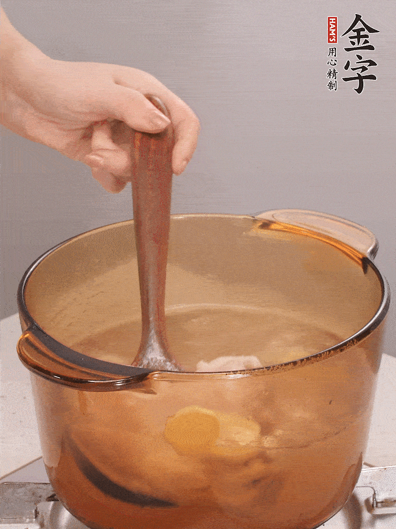 鴨肉、白果、火腿、生姜一起放入砂鍋，清水沒(méi)過(guò)食材，大火燉煮1小時(shí)