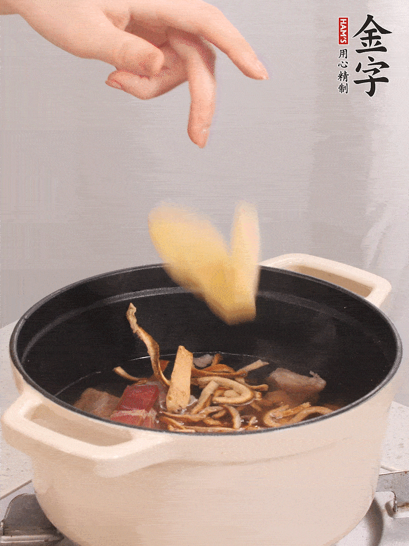 加入青、紅蘿卜再煲20小時(shí)。