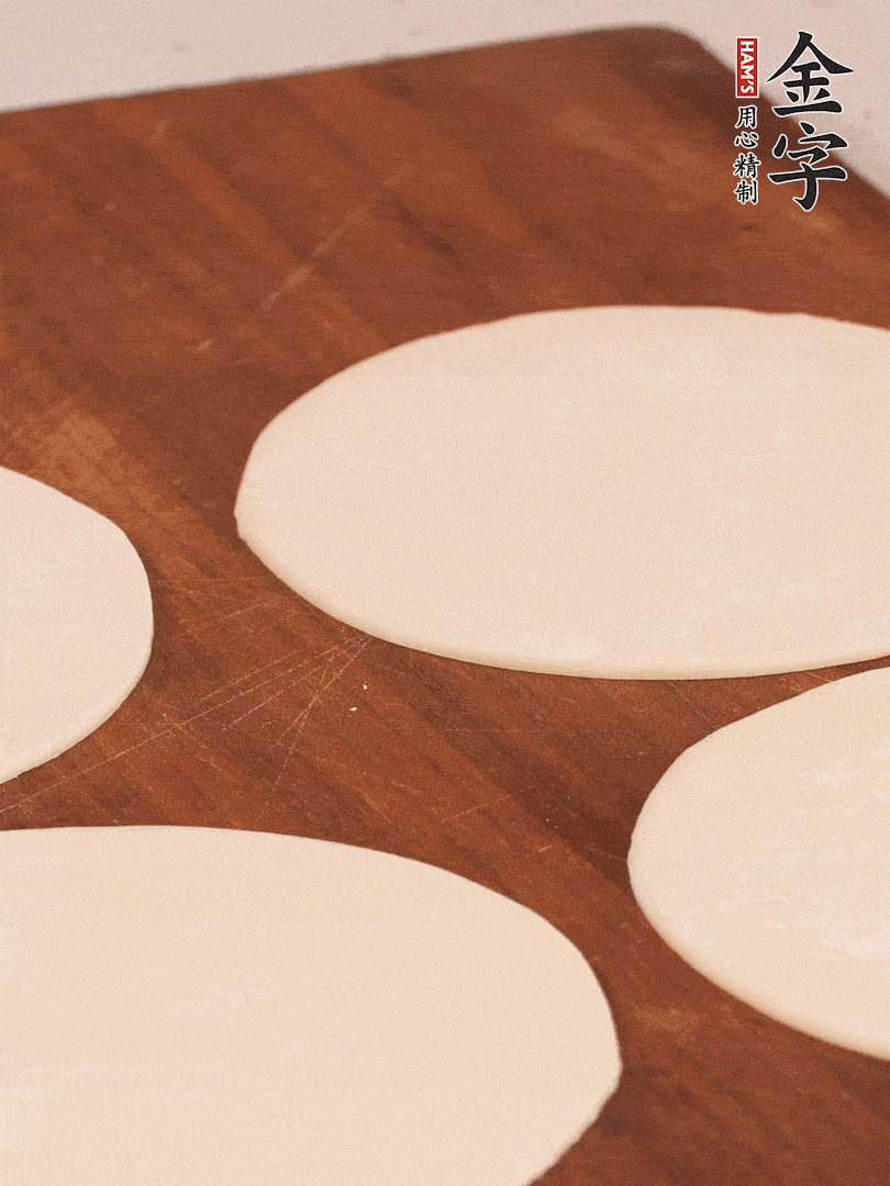 餃子皮均勻抹油，10張疊在一起，搟面杖搟開