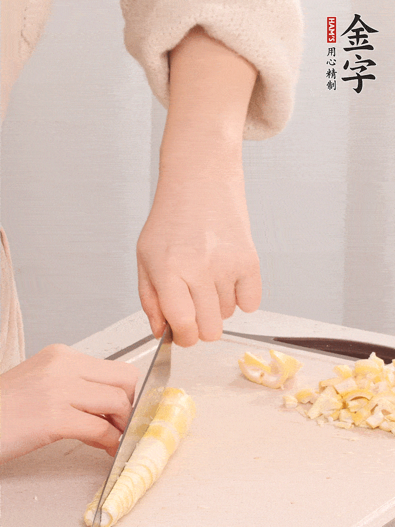 春筍去皮切小塊，焯水2分鐘左右