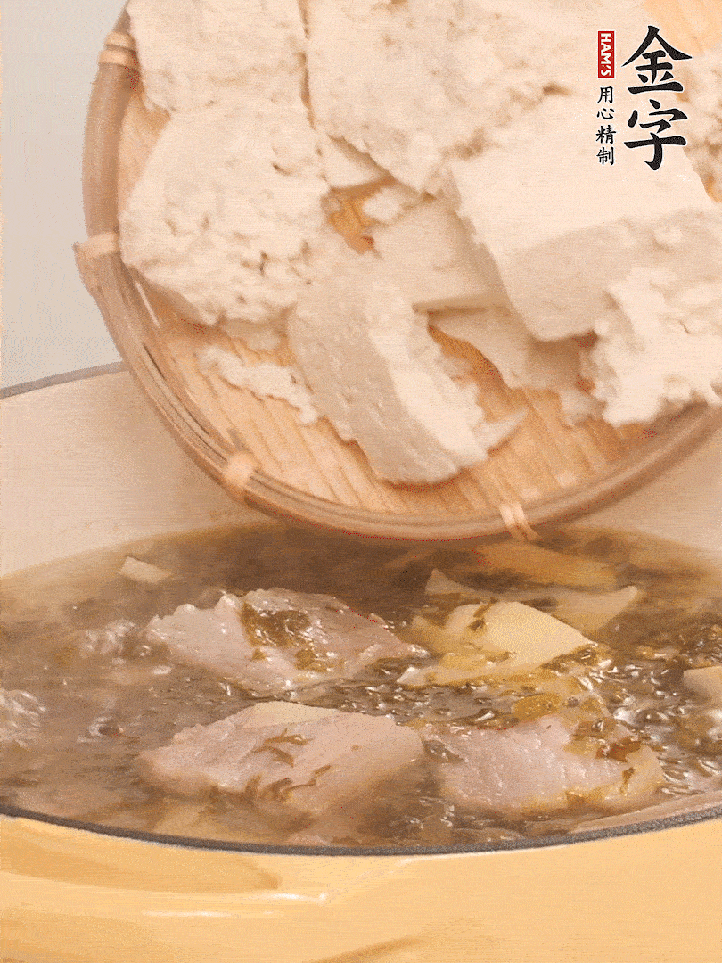 往鍋里加入一倍的水，加豆腐